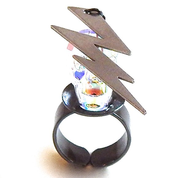 GASOLINE GLAMOUR BADLANDS DEVILS ARROW OPAL SKULL & CHARM RING - Picture 2 of 5